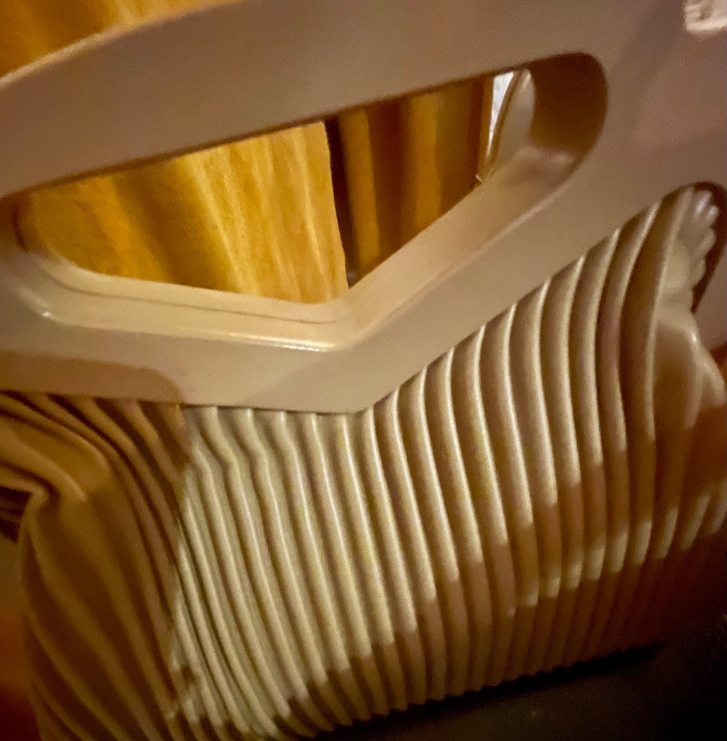 Plastic handle pleated bag