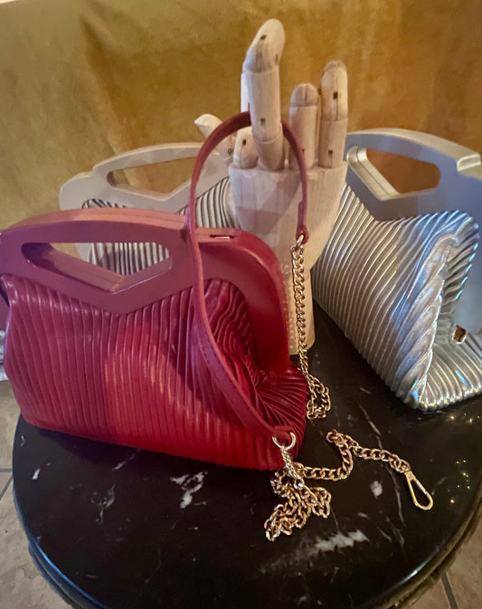 Plastic handle pleated bag