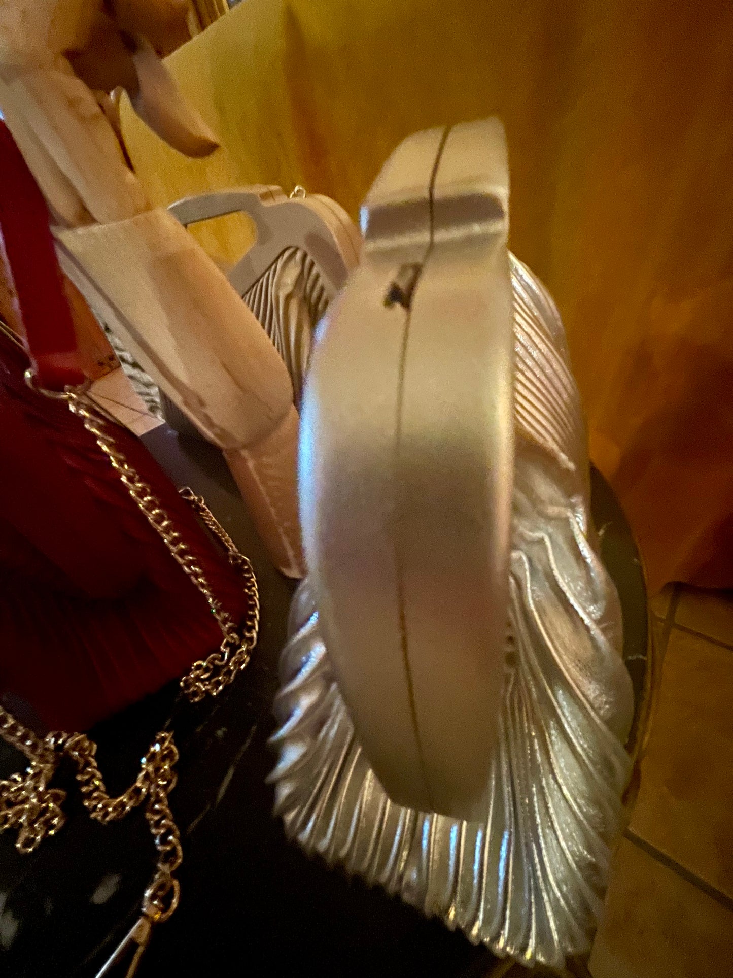 Plastic handle pleated bag