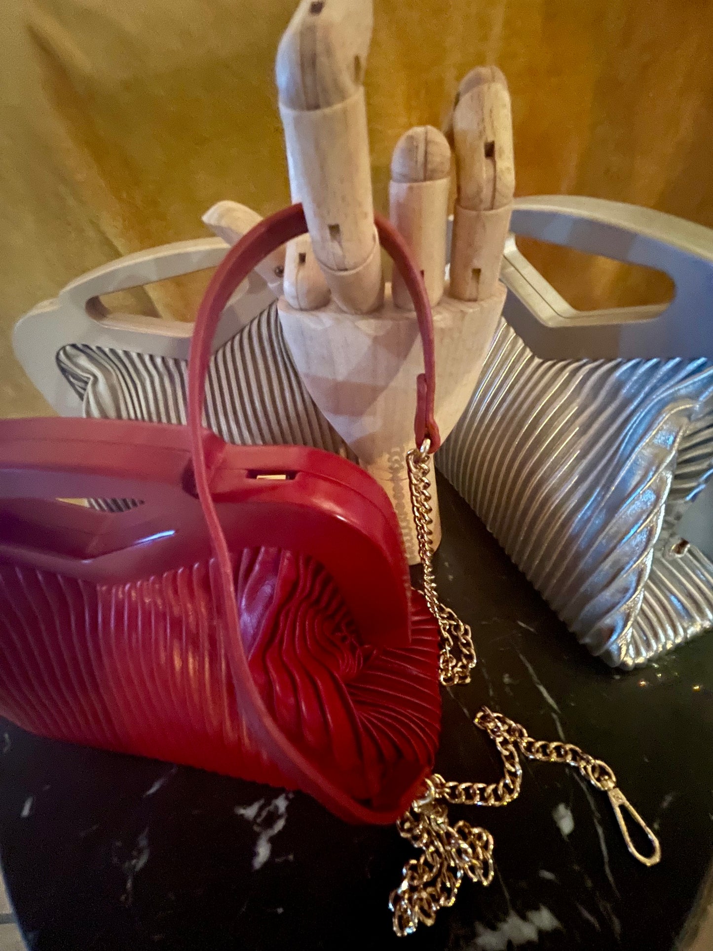 Plastic handle pleated bag