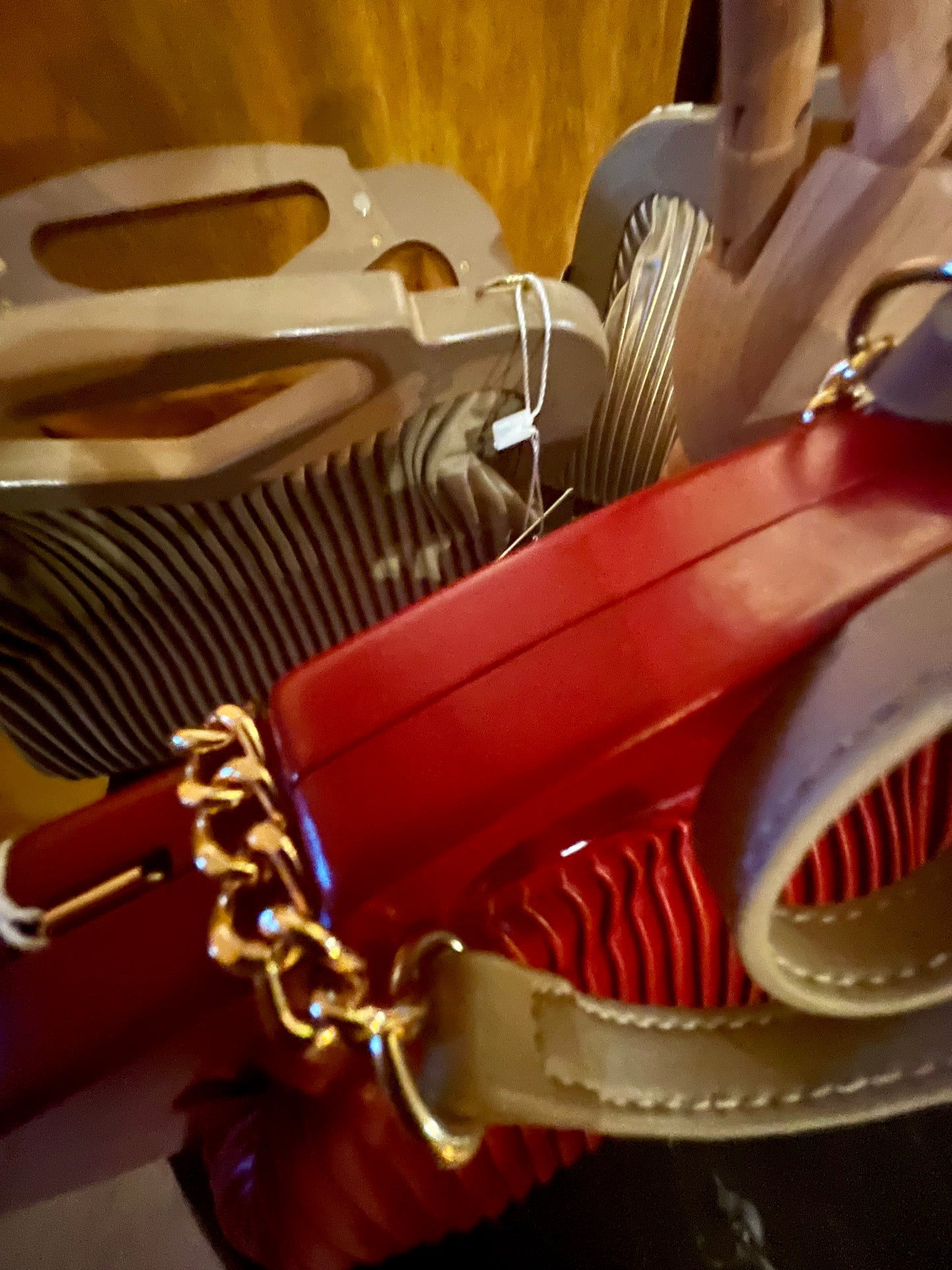 Plastic handle pleated bag