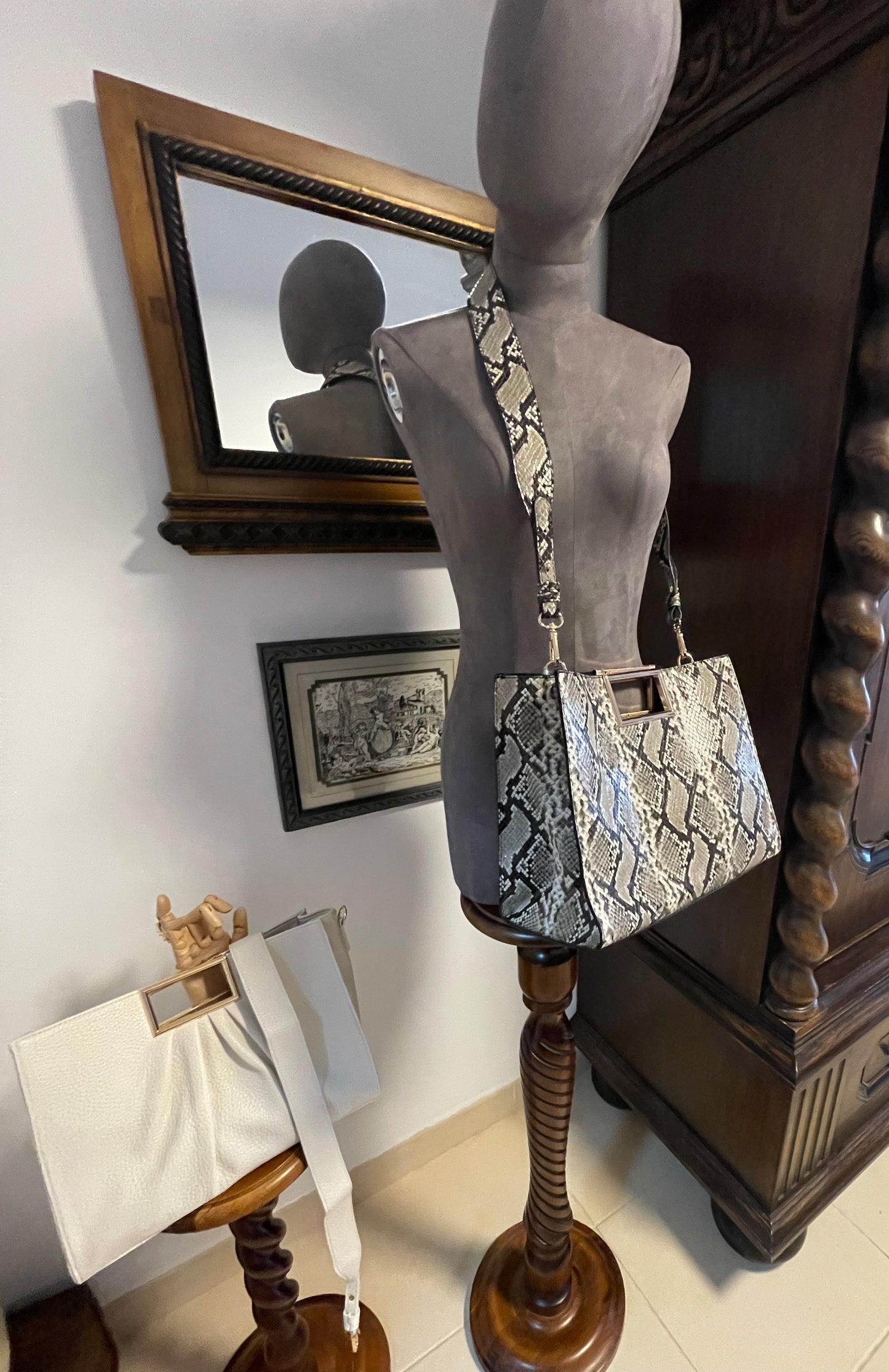 Midsized grabhandle bag