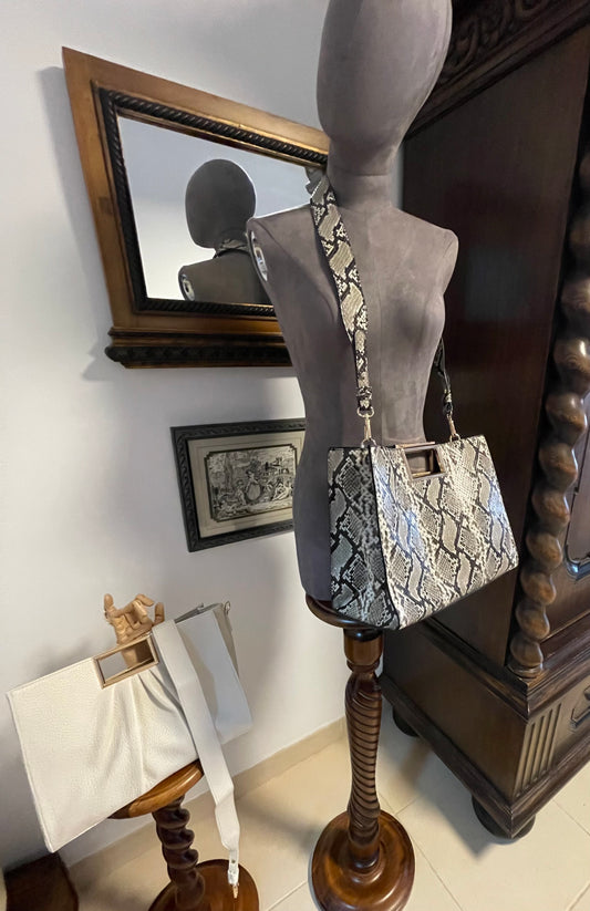 Midsized grabhandle bag