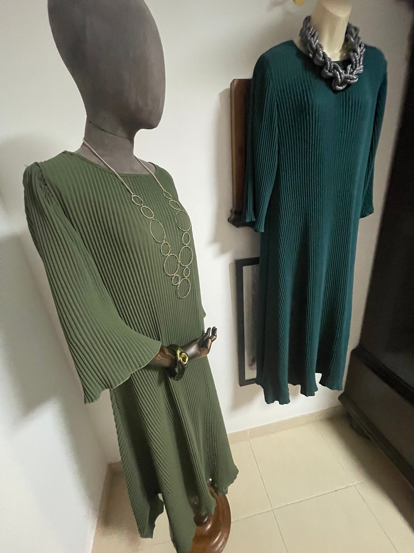 Magic dresses with sleeves