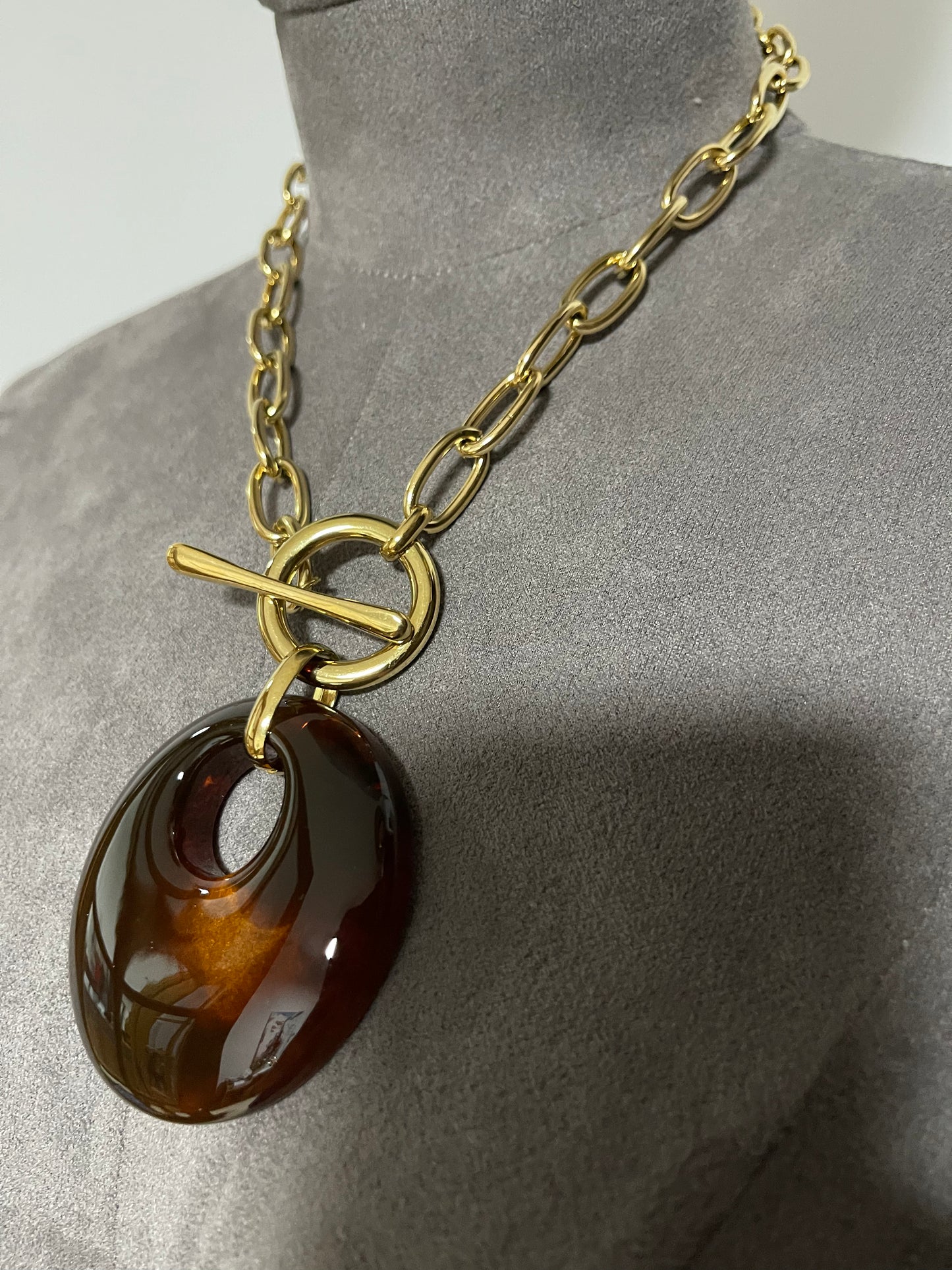 Link neckpiece with resin centre