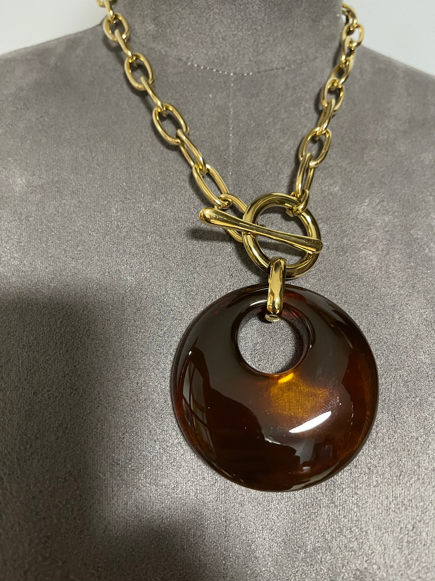 Link neckpiece with resin centre